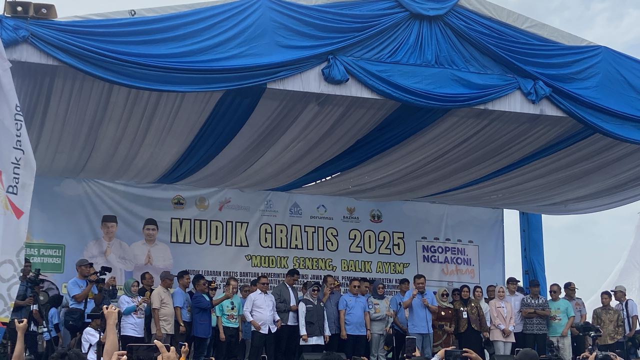 Gubernur Jawa Tengah (Jateng) Ahmad Luthfi saat melepas mudik gratis yang difasilitasi Pemprov Jawa Tengah di Kompleks TMII Jakarta, Rabu (26/3/2025). (Liputan6.com/Muhammad Raidtyo Priyasmoro)