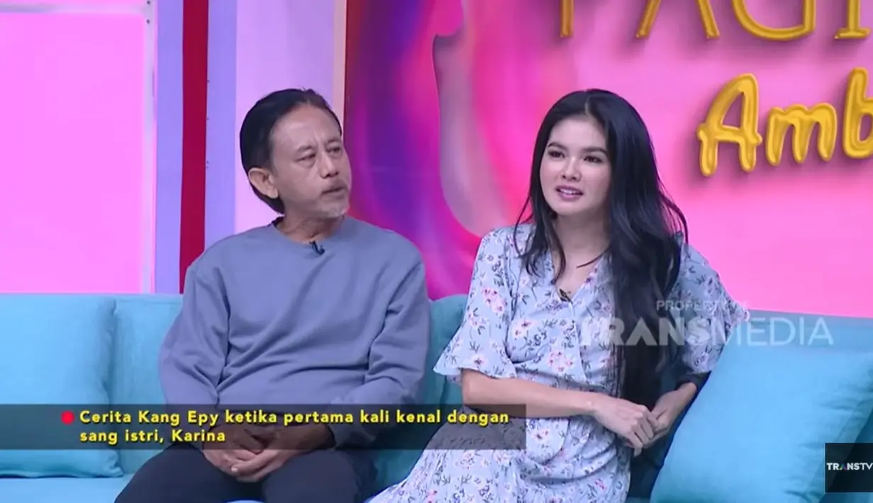 Saat itu, perempuan asal Palembang itu tak menghiraukan ungkapan cinta Epy. Karina mengaku, pria tersebut bukanlah sosok yang menjadi idamannya. Hati Karina luluh melihat perjuangan Kang Epy. [Youtube/TRANS TV Official]