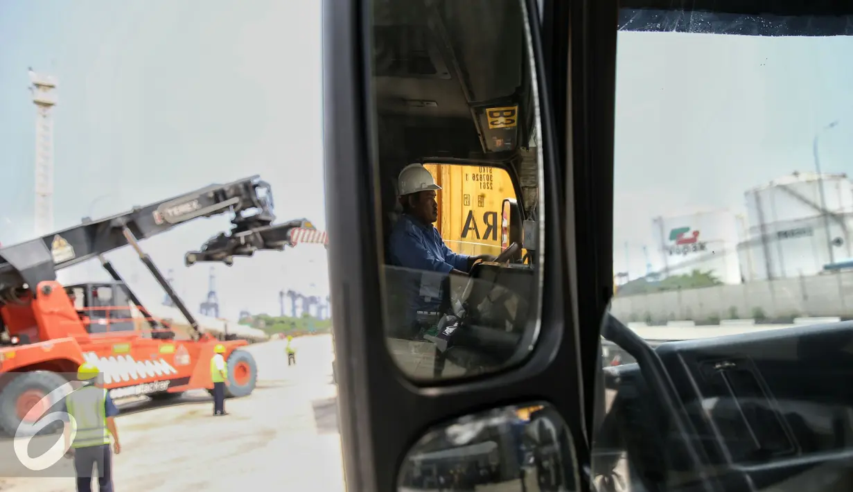 Pengemudi truk menunggu giliran proses bongkar muatan KA Logistik saat tiba di Stasiun Jakarta International Container Terminal (JICT), Tanjung Priok, Kamis (18/2/2016). (Liputan6.com/Faizal Fanani)
