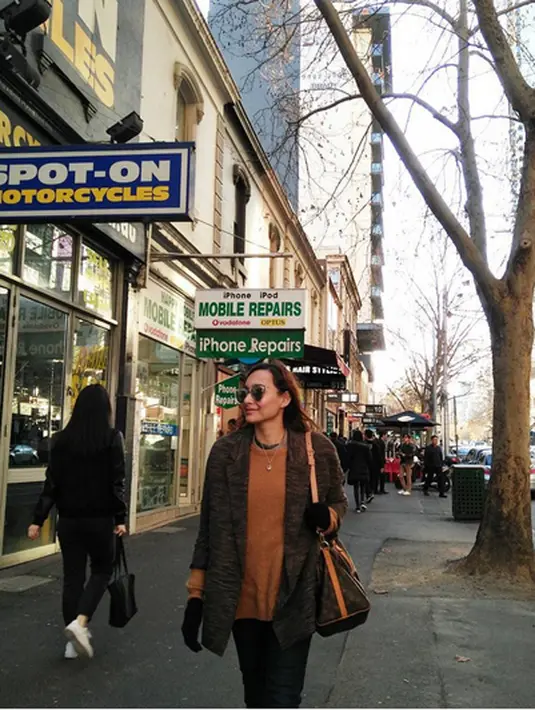 Sebelum foto Dewi Rezer ciuman bibir dengan Steven Savino, ia menghebohkan beberapa waktu lalu. Sebuah video bergoyang bersama Marshanda membuat heboh. Bahkan ada yang menganggap stress karena permasalahan yang membelitnya. (Instagram/rezerdewi)