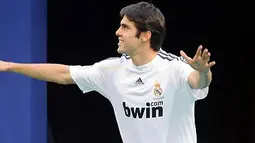 Pemain baru Real Madrid, Kaka membalas sambutan fans dalam presentasi resminya di Santiago Bernabeu, Madrid, 30 Juni 2009 . Ribuan fans Real Madrid menghadiri presentasi pemain yang dibeli 65 juta euro dari AC Milan. AFP PHOTO/JAVIER SORIANO