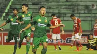 Pemain Bhayangkara FC, Antoni Putro Nugroho merayakan gol yang ia cetak ke gawang Persija Jakarta dalam laga yang berakhir 1-1 dalam lanjutan TSC 2016 di Stadion Manahan, Solo, Minggu (27/11/2016). (Bola.com/Romi Syahputra)
