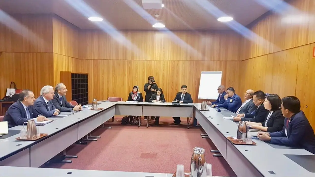 Anggota DPR RI dan delegasi Indonesia dalam salah satu sesi Sidang Uni Inter-Parlemen ke-138 atau The Inter-Parliamentary Union (IPU) 138th Assembly di Jenewa, Swiss (Biro Pers DPR-RI)