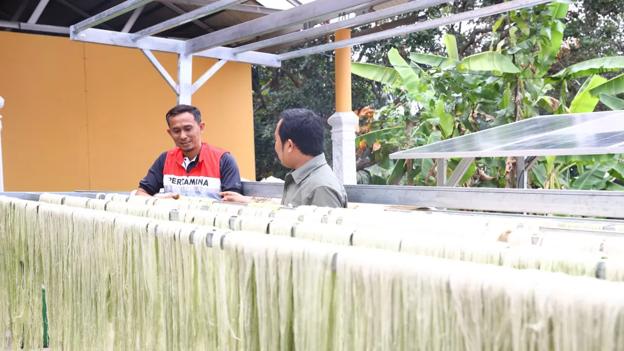 Alan Sahroni, pendiri Pinlefi yang diambil dari Pineaple Leaf Fiber bersama dengan Head of Communication, Relations & CID Pertamina EP Zona 7 Wazirul Lutfi sedang memilah serat daun nanas. (Dok Pertamina EP)