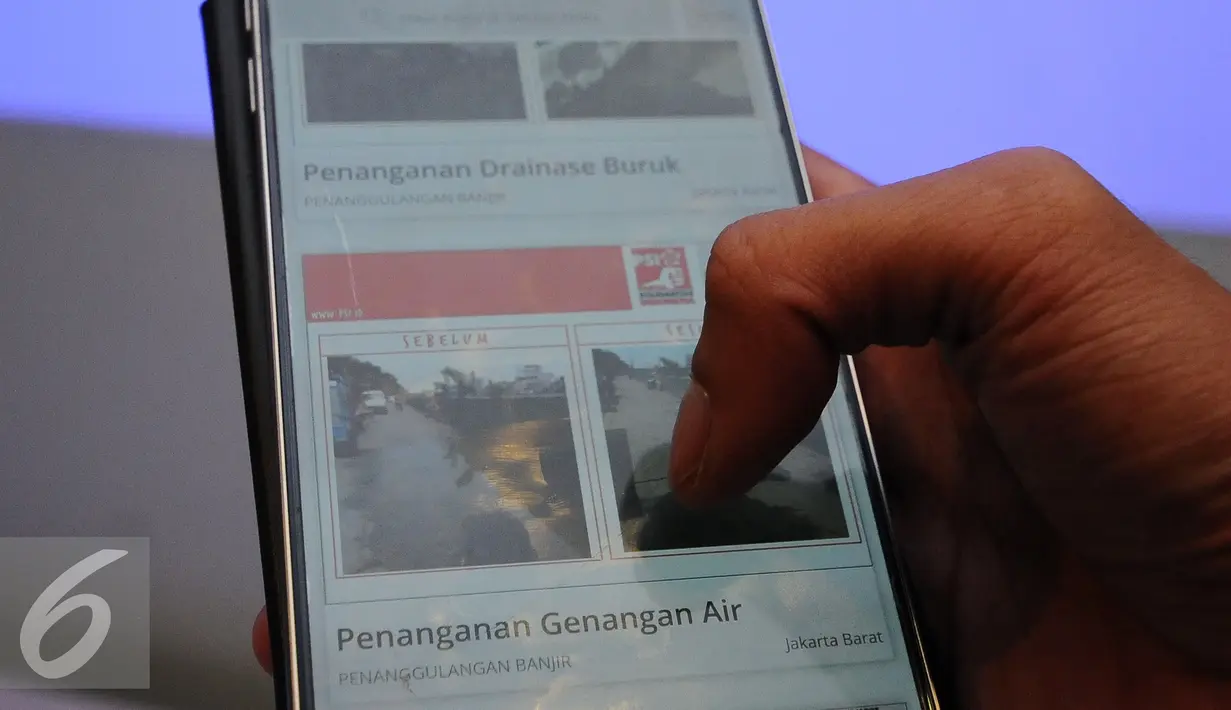 Pendukung Cagub DKI Basuki Tjahaja Purnama memperlihatkan aplikasi Go Ahok2 saat diluncurkan di Jakarta, Senin (28/11). Aplikasi ini untuk memudahkan arus informasi kegiatan Cagub dan Cawagub Ahok-Djarot. (Liputan6.com/Helmi Fithriansyah)