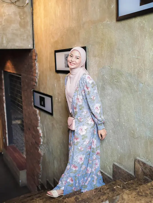 Sebaliknya, gamis dengan motif penuh cocok dipadukan dengan hijab warna pastel polos. Sesuaikan dengan warna gamismu. [Instagram/daraarafah].