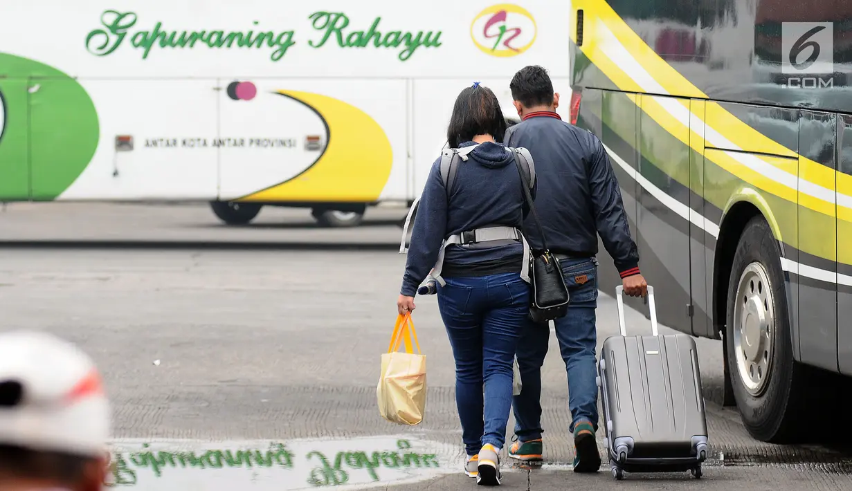 Calon pemudik menuju bis antar kota antar provinsi di Terminal Kampung Rambutan, Jakarta,  Sabtu (24/6). Hingga H-1 Lebaran 2017, pemudik terus berdatangan di Terminal Kampung Rambutan.  (Liputan6.com/Helmi Fithriansyah)