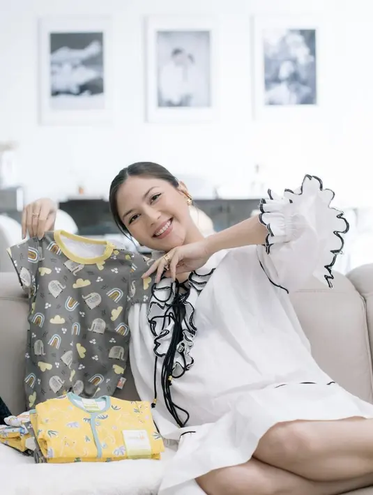 Dress baby doll dengan aksen ruffle juga hadirkan gaya playful pada tampilannya. [Foto: Instagram/ Jessica Mila]