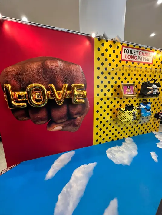 Koleksi LONGCHAMP x TOILETPAPER juga dapat kita intip di Senayan City Mall. Tersedia di dalam pop up booth yang atraktif. / Foto: Adinda Tri Wardhani - Fimela.com.