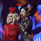 Julia Perez dan Dewi Perssik tampil di ajang Infotainment Awards 2017. (Herman Zakharia/Liputan6.com)