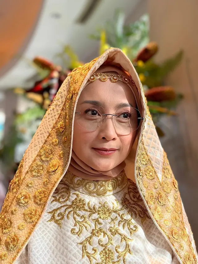 Desy Ratnasari kenakan baju Minang (Instagram/desyratnasariterdepan)