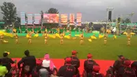 Pertunjukan seni mewarnai pembukaan Pekan Paralimpik Nasional (Peparnas) 2016 di Stadion Siliwangi Bandung, Sabtu (15/10/2016). (pon-peparnas2016jabar.go.id)