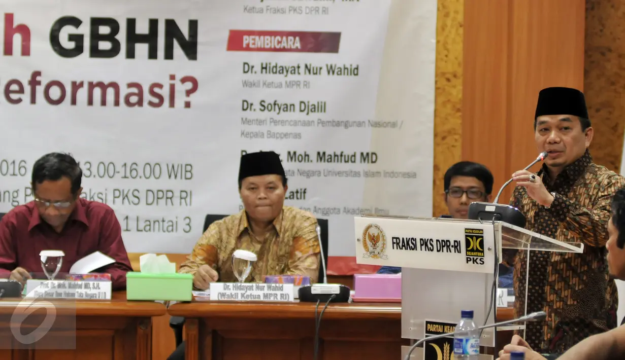 Ketua F-PKS Jazuli Juwaini (kanan) memberi pandangannya saat menjadi pembicara dalam diskusi di F-PKS bertajuk "Perlukah Kita Mempunyai GBHN" di Kompleks Parlemen, Senayan, Jakarta, Kamis (3/3). (Liputan6.com/Johan Tallo)