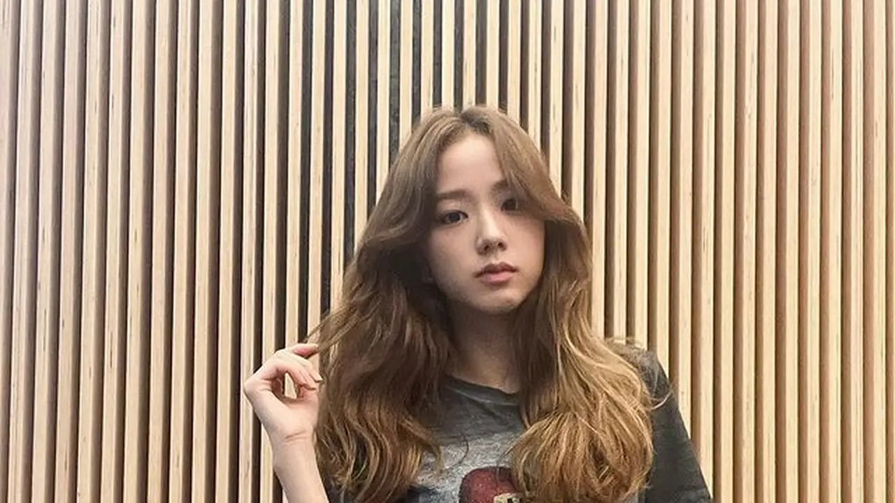 8 Inspirasi Gaya Rambut Panjang Jisoo BLACKPINK yang Membuatnya Tampil Menggemaskan