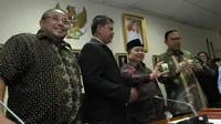 Ketua F-PKS Jazuli Juwaini (kedua kanan) bersama Kasubdit Peran Serta Masyarakat BNN Dik Dik Kusnadi (kedua kiri) menunjukan urine usai tes di ruang Fraksi PKS, Kompleks Parlemen Senayan, Jakarta, Kamis (26/03/2015). (Liputan6.com/Andrian M Tunay)