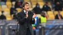 Pelatih Inter Milan, Antonio Conte, memberikan arahan kepada pemainnya saat melawan Shakhtar Donetsk pada laga lanjutan Liga Champions 2020/2021 di NSC Olimpiyskiy, Rabu (28/10/2020) dini hari WIB. Inter Milan bermain imbang 0-0 lawan Shakhtar Donetsk. (AFP/Sergei Supinsky)