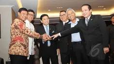 Menko Polhukam Tedjo Edhy (kiri) dan Mendagri Tjahjo Kumolo (kedua kiri) menemui pimpinan DPR RI di Komplek Parlemen, Senayan, Jakarta, Rabu (1/4/2015). Pertemuan tersebut terkait pengajuan calon Kapolri Komjen Badrodin Haiti. (Liputan6.com/Helmi Afandi)