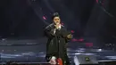 Sejak awal penampilannya malam itu, Joan sudah panen kritik dari juri. Dalam Top 3 Road to Grand Final Indonesian 2018, ia mengawali membawakan lagu milik Elvis Presley berjudul Jailhouse Rock. (Nurwahyunan/Bintang.com)