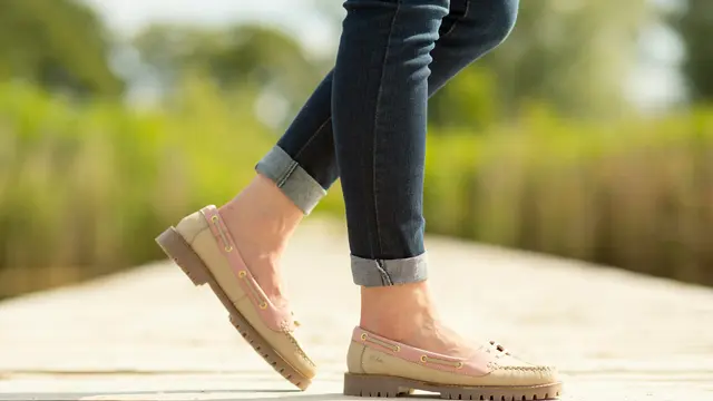 11 Jenis Sepatu Cocok Dipadukan dengan Sweater Dress,