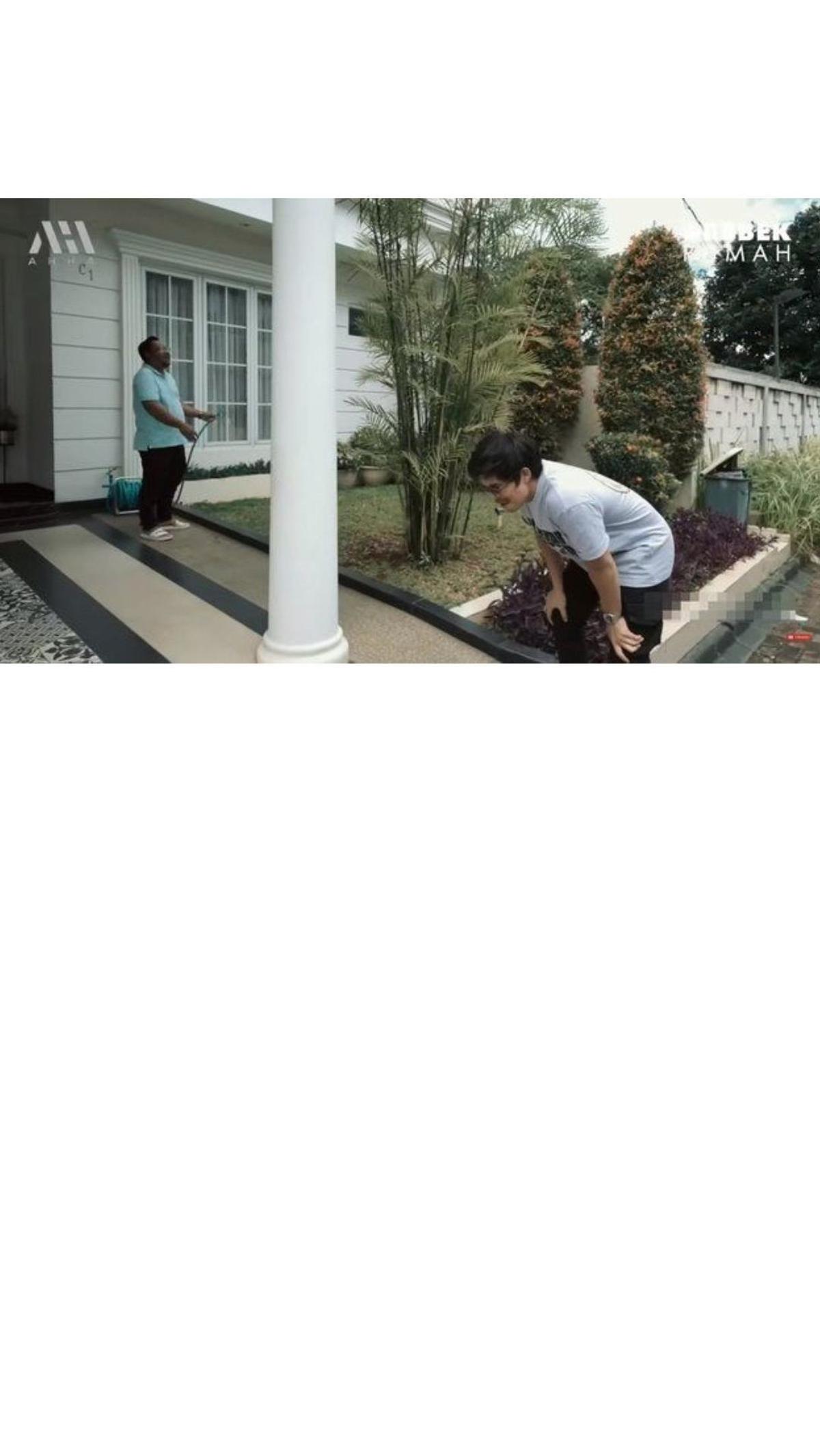 Atta Halilintar terlihat mengunjungi rumah yang baru saja direnovasi oleh Bedu. Dari luar, terlihat bahwa rumah Bedu memiliki taman yang indah di bagian depannya.