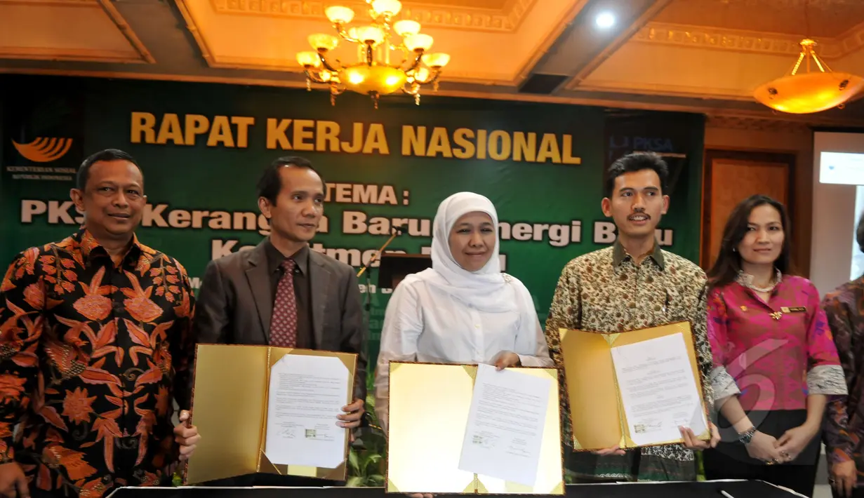 Kementerian Sosial bersama KPAI dan Komnas HAM menunjukkan nota kerjasama, Jakarta, Selasa (5/5/2015). Kerjasama ini dalam rangka untuk mewujudkan kesejahteraan bagi korban kekerasan di masa lampau (Liputan6.com/Johan Tallo)