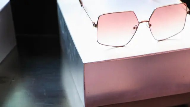 Tampil Prima dengan Kacamata Bergaya Sophisticated dan Ekspresif Ala Victoria's Secret