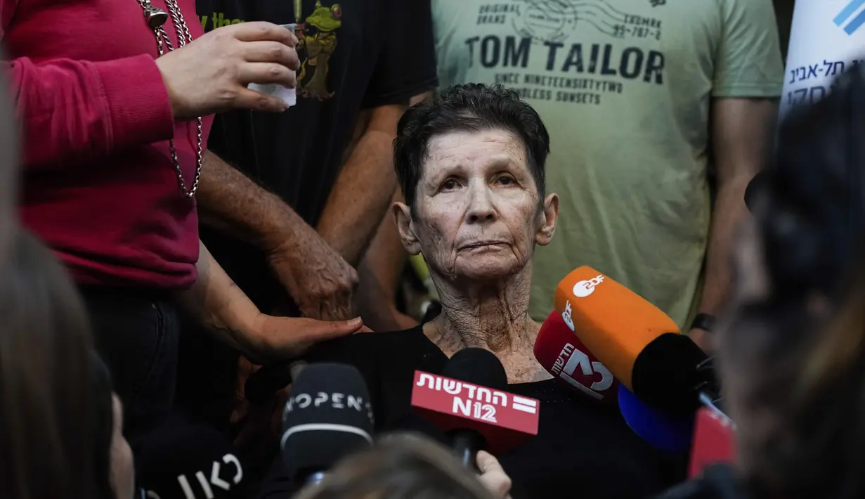 Yocheved Lifshitz, 85, yang disandera di Gaza setelah diculik dalam serangan berdarah Hamas pada 7 Oktober di Israel, berbicara kepada wartawan sehari setelah dibebaskan di Rumah Sakit Ichilov di Tel Aviv, Selasa (24/10/2023). (AP Photo/Ariel Schalit)