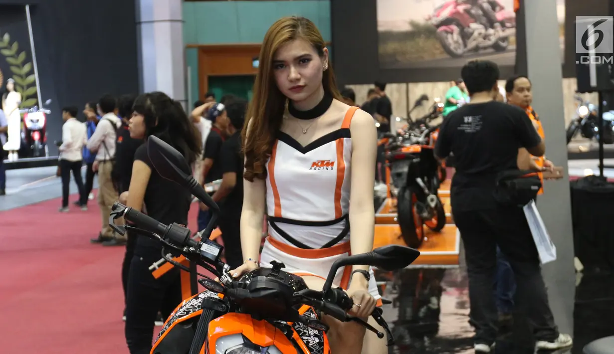 SPG duduk di sepeda motor KTM selama pameran Pameran Indonesia Motorcycle Show (IMOS) 2018 di JCC, Jakarta, Kamis (1/10). IMOS 2018  berlangsung pada 31 Oktober-4 November 2018. (Liputan6.com/Angga Yuniar)