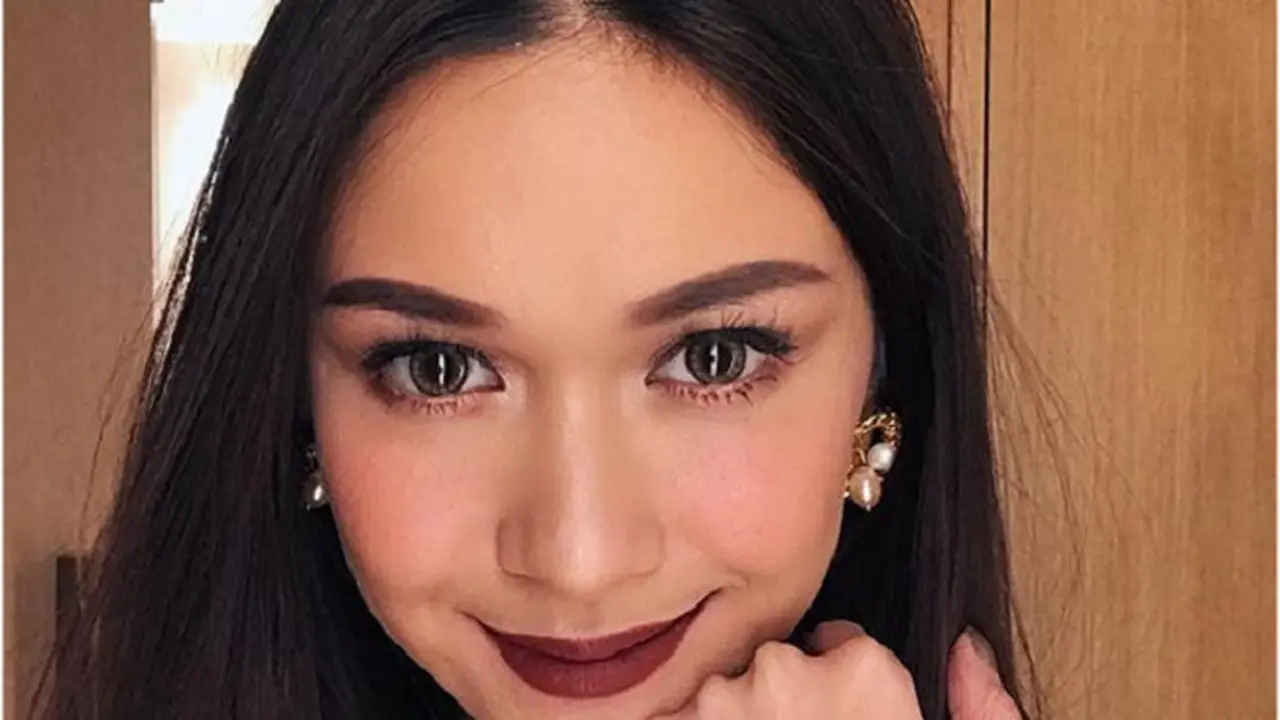 [Bintang] Bukan Warna Merah Biasa, Nana Mirdad Tampak Cantik dengan Lipstik Merah Burgundy