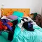 Kebiasaan Membiarkan Pakaian Menumpuk di Kamar, Apa Penyebabnya Menurut Psikologi?