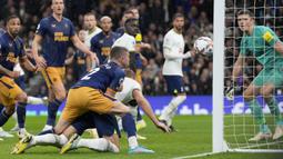 Sementara itu, tuan rumah Tottenham berusaha mengejar ketertinggalan. Harry Kane berhasil melesatkan gol pada menit ke-54. (AP/Frank Augstein)