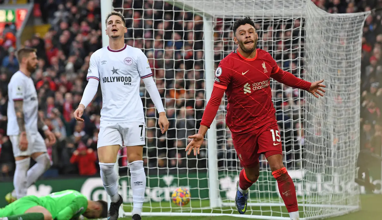 Alex Oxlade-Chamberlain. Gelandang Inggris berusia 28 tahun yang telah 5 musim berseragam Liverpool ini tampil 4 kali di Carabao Cup musim 2021/2022 hingga semifinal leg pertama. Peran sentralnya di lapangan tengah dilengkapi dengan sumbangan 1 gol dan 1 assistnya bagi The Reds. (AFP/Paul Ellis)