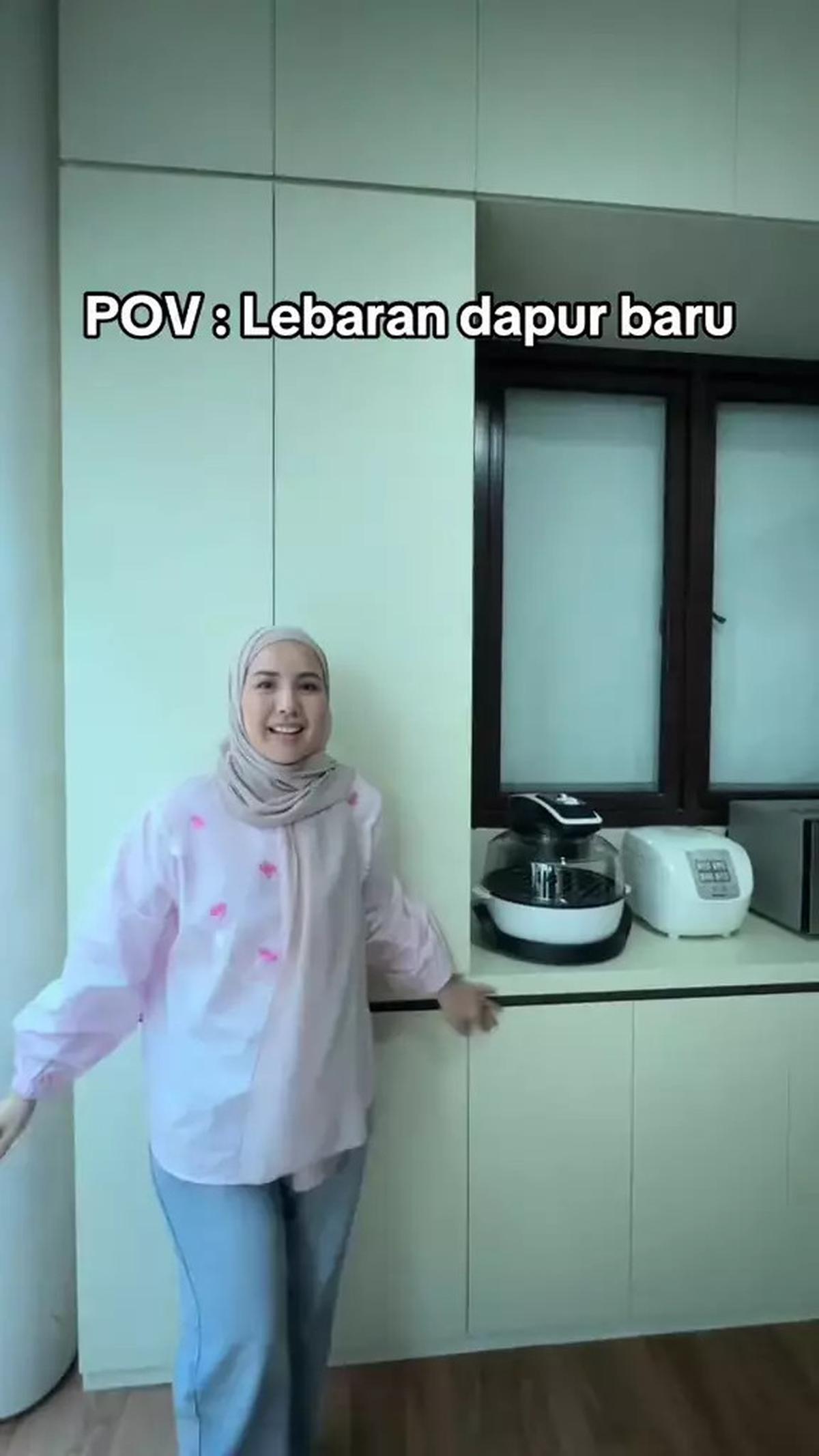 6 Potret Dapur Mewah Tya Ariestya, Dilengkapi Fasilitas Serba Canggih - Kabinet Buka Tutup Otomatis