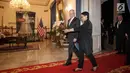 Menteri Luar Negeri RI Retno Marsudi menyambut kedatangan Menteri Pertahanan Amerika Serikat Jim Mattis saat melakukan pertemuan di Kantor Kementerian Luar Negeri, Jakarta, Senin (22/1). (Liputan6.com/Arya Manggala)