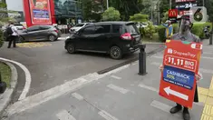 Konsumen antre untuk mendapatkan Cashback 50% dan Diskon 50.000 dari ShopeePay di drive thru gerai McDonald’s Salemba, Jakarta, Kamis (11/11/2021). Program promo tersebut merupakan bagian dari kampanye ShopeePay 11.11 Big Deals. (Liputan6.com/Fery Pradolo)