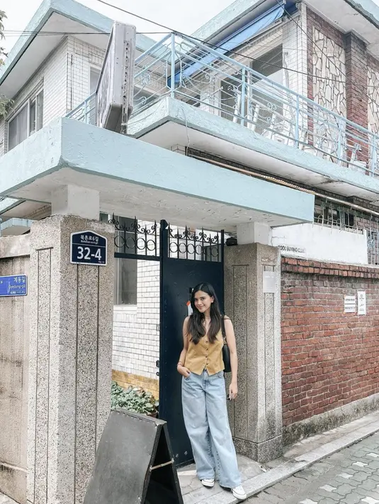 Mengenakan vest dan denim bisa jadi inspirasi gaya kasual yang menjanjikan. [Foto: Instagram/ Audi Marissa]