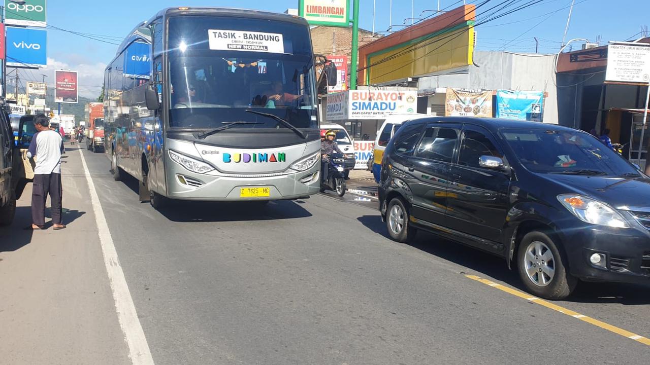 Dalam uji coba CB one way perdana sepanjang 3 kilometer (km) dari Pospam Limbangan hingga Polsek Limbangan siang tadi, antrian kendaraan mampu dipecah hanya dalam waktu 10 menit. (Liputan6.com/Jayadi Supriadin)