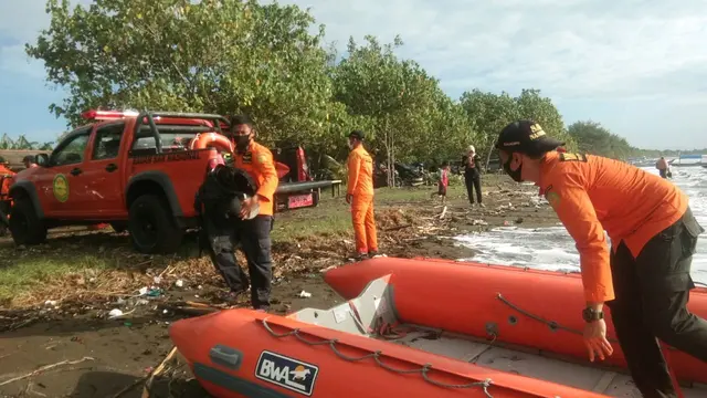Korban tenggelam di Pantai Pasir Putih, Nusakambangan, ditemukan meninggal dunia. (Foto: Liputan6.com/Basarnas)