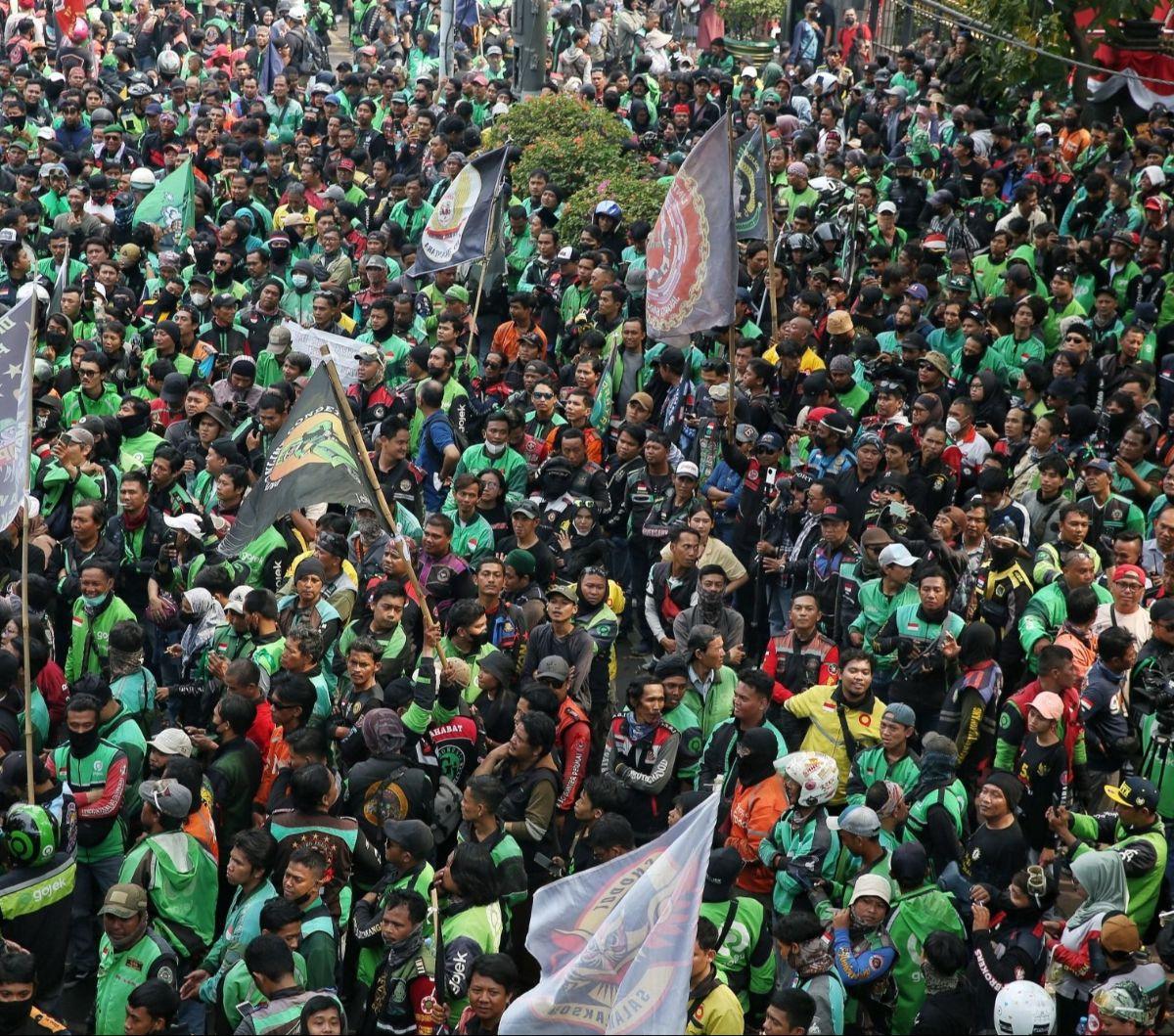 Massa ojek online masih menggelar aksi di depan Patung Kuda Arjuna, Jakarta, Kamis (29/8/2024). Aksi ini dilakukan untuk menuntut persoalan mengenai tarif di mana potongan yang dibebankan kepada mitra driver mencapai 20 persen hingga 30 persen. Foto: lip