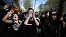 Demonstran bersorak-sorak saat menggelar aksinya di Place de la Republique, di Paris, Prancis (2/4). Sejumlah demonstran dilaporkan melemparkan botol, telur, dan buah kepada aparat yang berusaha mencegah aksi mereka. (AFP/Benjamin Cremel)