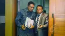 Menteri Agama Lukman Hakim (kiri) berbincang dengan Ketua Komisi VIII DPR RI Saleh Daulay (kanan) sebelum mengikuti rapat kerja dengan Komisi VIII DPR RI di Kompleks Parlemen Senayan, Jakarta, Rabu (11/2/2015). (Liputan6.com/Andrian M Tunay) 