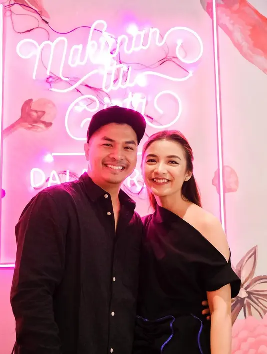 Pasangan yang menjalin kasih sejak  2007 tahun ini sering disebut sebagai couple goals. Ketika menghadiri suatu acara, mereka tampak selalu serasi. Seperti kali ini, Glenn Alinskie dan Chelsea Olivia tampak elegan dengan balutan busana hitam. (Liputan6.com/IG/@chelseaoliviaa)
