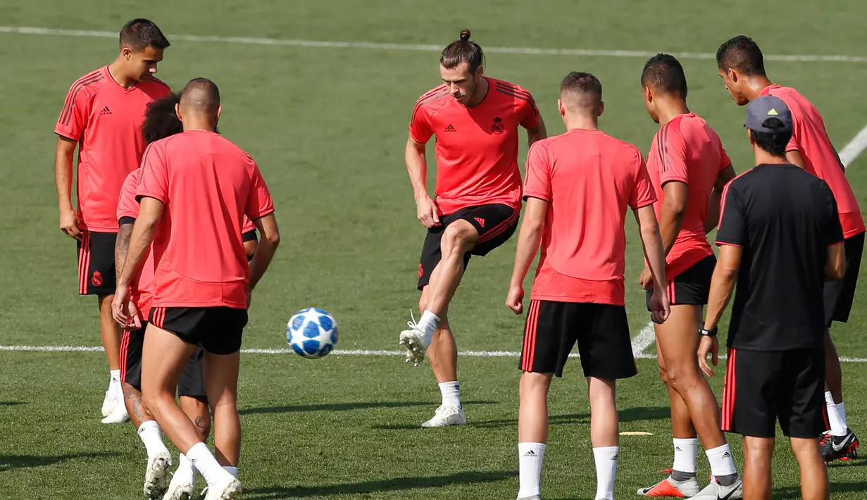 Pemain Real Madrid, Gareth Bale (tengah) saat berlatih bersama rekan setimnya di Madrid, Spanyol, Selasa (18/9). Bagi Real Madrid, laga di Liga Champions ini untuk pertama kali takkan diperkuat Cristiano Ronaldo. (AP Photo/Paul White)