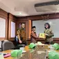 Sekjen DPN PPRI Ivan Sukmana (kiri) mendampingin Ketua Umum DPN PPRI Muchtar HP (tengah) bertemu dengan Staf Ahli Bidang Pangan Kementerian LHK, Indra Exploitasia Semiawan (kanan).&nbsp; (Liputan6.com/Raden Trimutia Hatta)