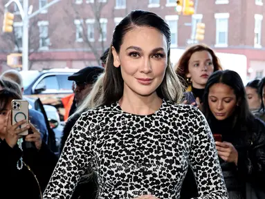 Luna Maya menghadiri Michael Kors Collection Fall/Winter 2023 Runway Show di New York City, Amerika Serikat, 15 Februari 2023. Penampilan Luna Maya saat menghadiri peragaan koleksi terbaru Michael Kors pada hari terakhir New York Fashion Week 2023 mencuri perhatian netizen. (Jamie McCarthy/Getty Images for Michael Kors/AFP)