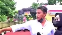 Oknum anggota Polsek Kembangan menyuruh salah satu jurnalis berbicara dengan pohon. (Dok. Merdeka.com)