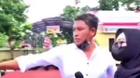 Oknum anggota Polsek Kembangan menyuruh salah satu jurnalis berbicara dengan pohon. (Dok. Merdeka.com)