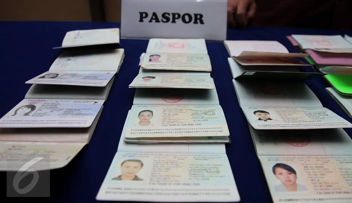 Barang bukti paspor diamankan saat konferensi pers di Kantor Imigrasi Kelas I Khusus Jakarta Barat, Sabtu (7/1). 20 perempuan tersebut berkewarganegaraan Tiongkok, Vietnam dan Thailand berusia 19-40 tahun. (Liputan6.com/Johan Tallo)