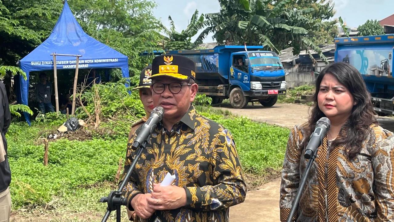 Banjir Jakarta Tak Bisa Hanya Andalkan Pemerintah, Gubernur Pramono Minta Warga Jangan Buang Sampah Sembarangan