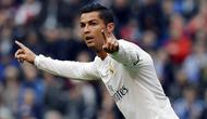 1. Cristiano Ronaldo (Real Madrid), keduanya pernah bekerja sama dan meraih sukses di Madrid. CR7 dikabarkan berniat meninggalkan Los Blancos dan kemungkinan kehadiran Mou di MU akan membuatnya pulang ke Manchester. (AFP/Miguel Riopa)